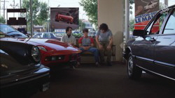 Der junge Tom Cruise beim Porsche-Audi Händler. Der junge Tom Cruise beim Porsche-Audi Händler.